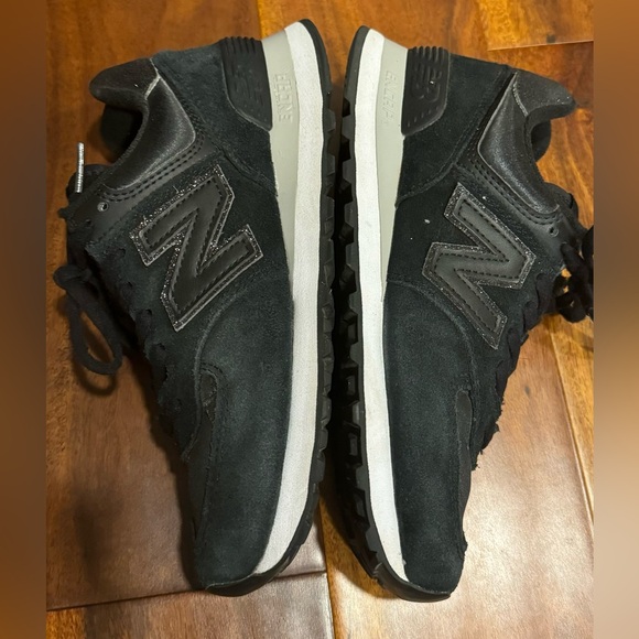 Excellent condition New Balance 574 sneaker, size 6 women’s. - Picture 2 of 5